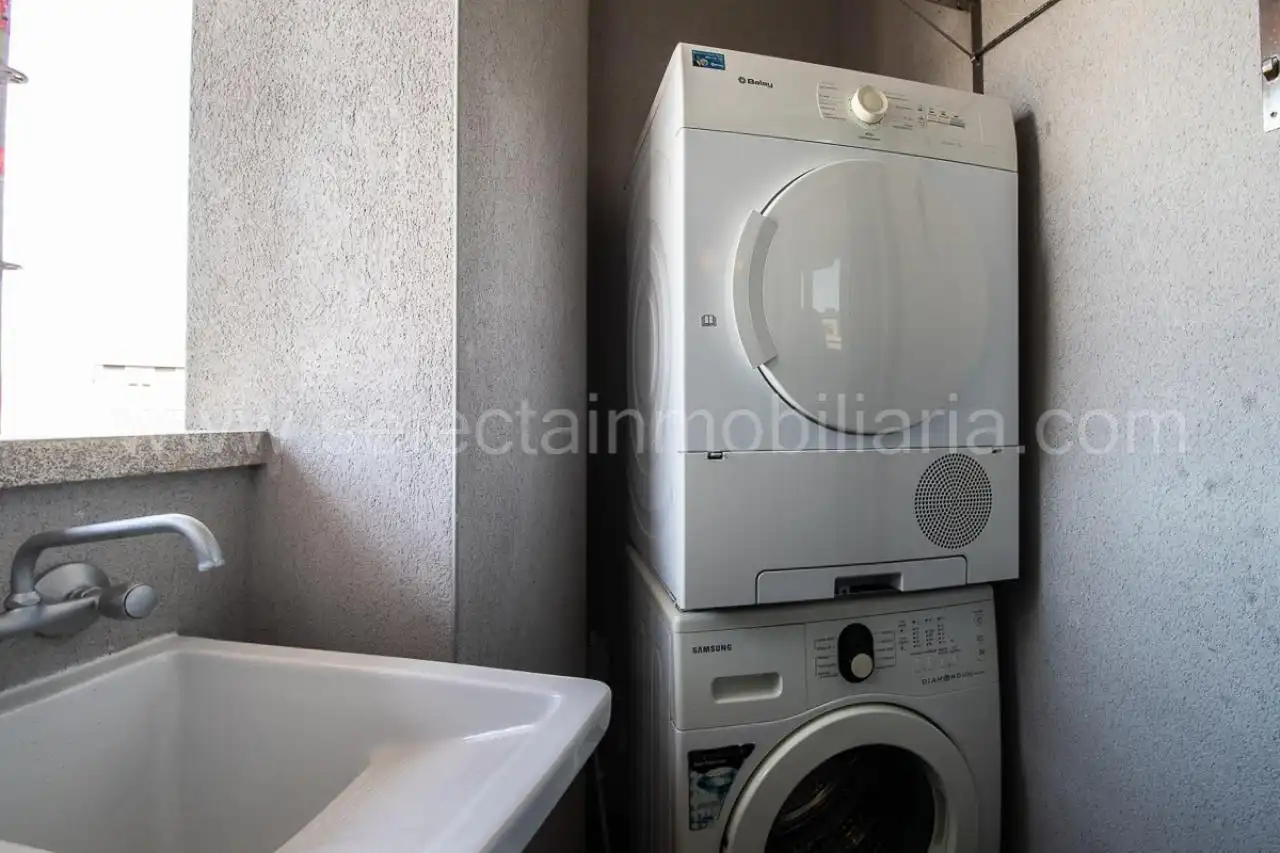 Bany de Apartament de lloguer en Pontevedra Capital  amb Calefacció, Traster i Moblat