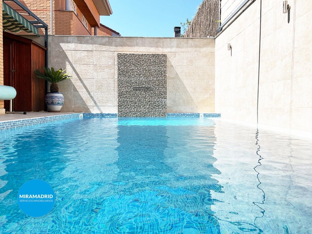 Piscina de Casa adosada en venda en Paracuellos de Jarama amb Aire condicionat i Piscina