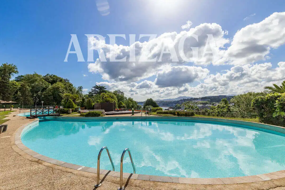 Piscina de Piso en venta en Donostia - San Sebastián  con Aire acondicionado, Calefacción y Jardín privado