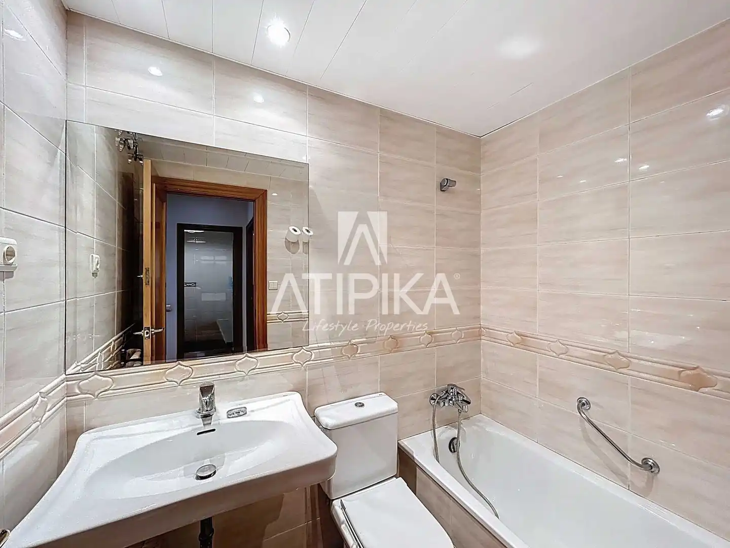 Baño de Oficina de alquiler en Barcelona con Aire acondicionado y Terraza