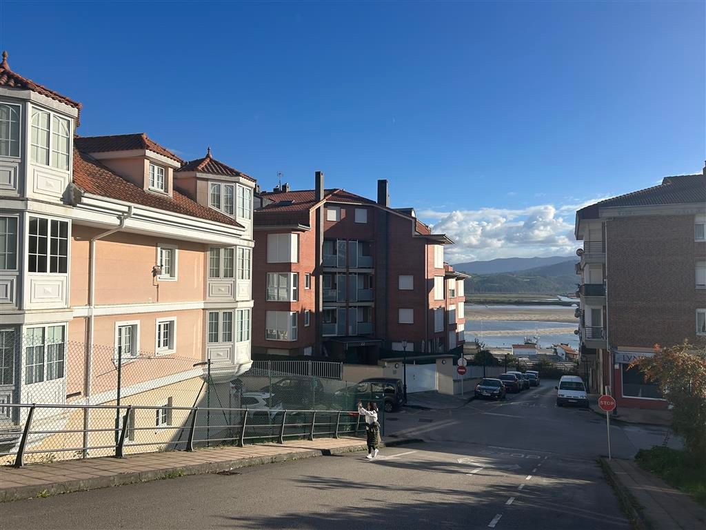 Vista exterior de Dúplex en venda en San Vicente de la Barquera amb Calefacció, Parquet i Moblat