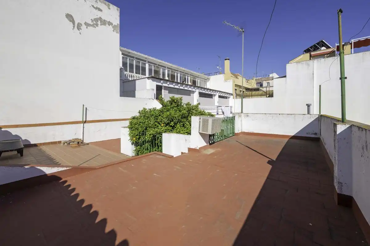 Vista exterior de Casa adosada en venta en Camas con Calefacción, Terraza y Balcón
