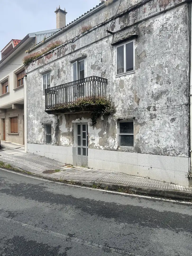 Außenansicht von Einfamilien-Reihenhaus zum Verkauf in Cee mit Balkon