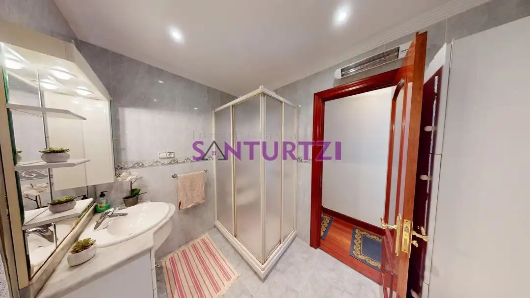 Bathroom of Flat for sale in Santurtzi   with Heating