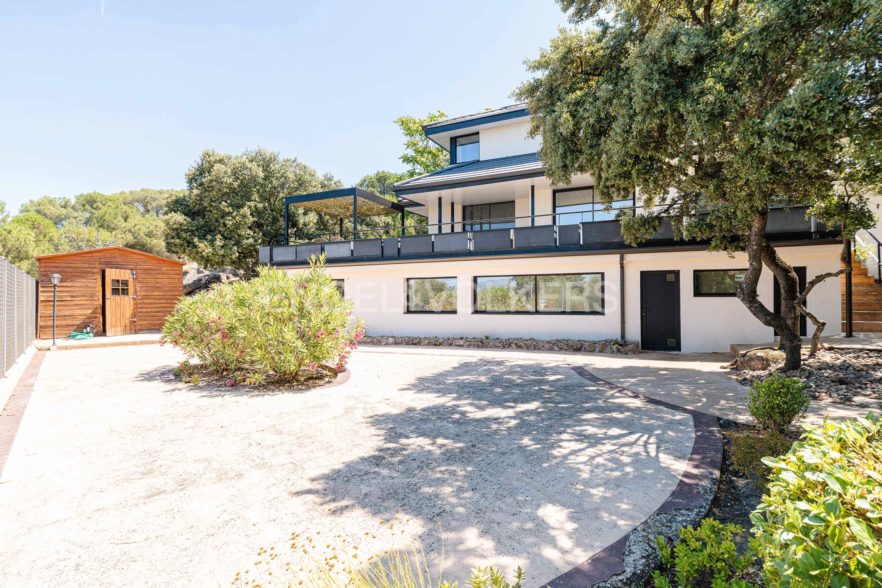 Vista exterior de Casa o xalet en venda en Torrelodones amb Aire condicionat, Calefacció i Jardí privat