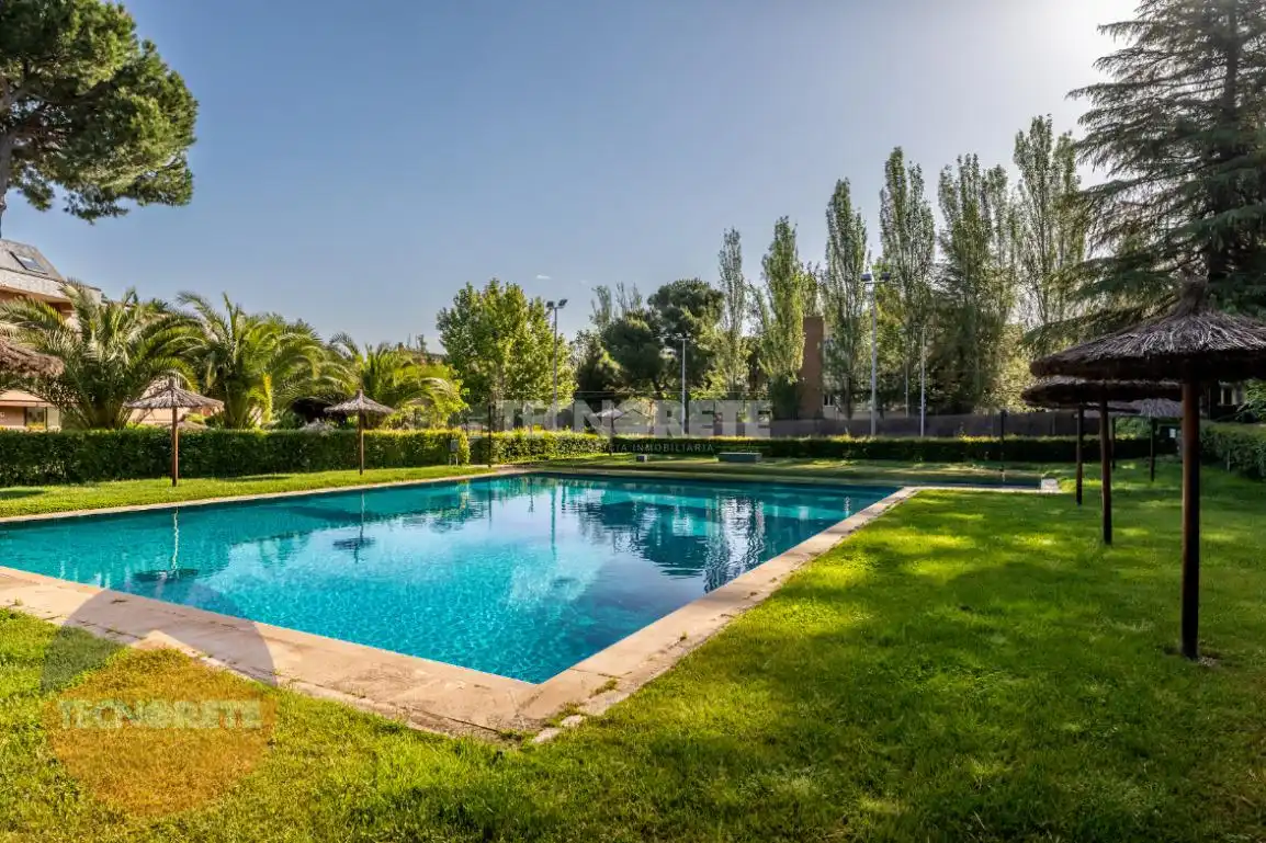 Swimming pool of Flat for rent in Majadahonda  with Air Conditioner, Heating and Terrace