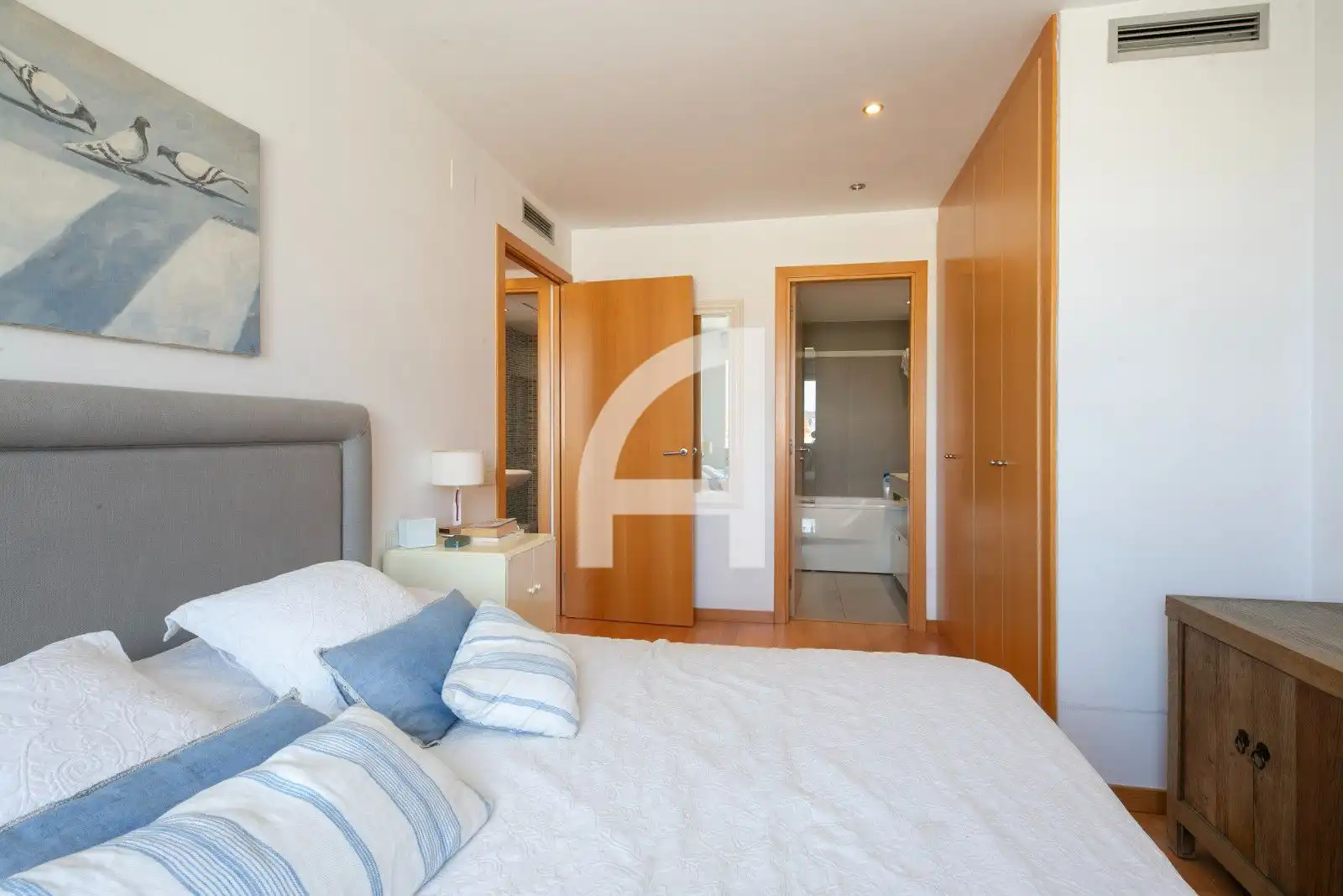 Schlafzimmer von Dachboden zum Verkauf in Sant Adrià de Besòs mit Klimaanlage, Heizung und Parkett