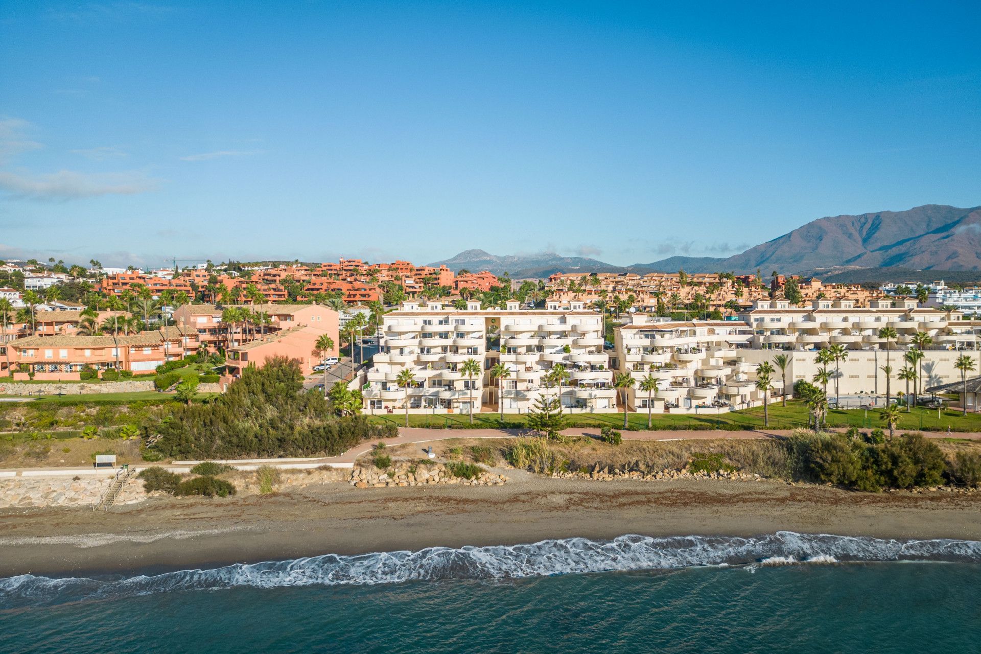 Vista exterior de Planta baixa en venda en Estepona amb Aire condicionat, Terrassa i Piscina