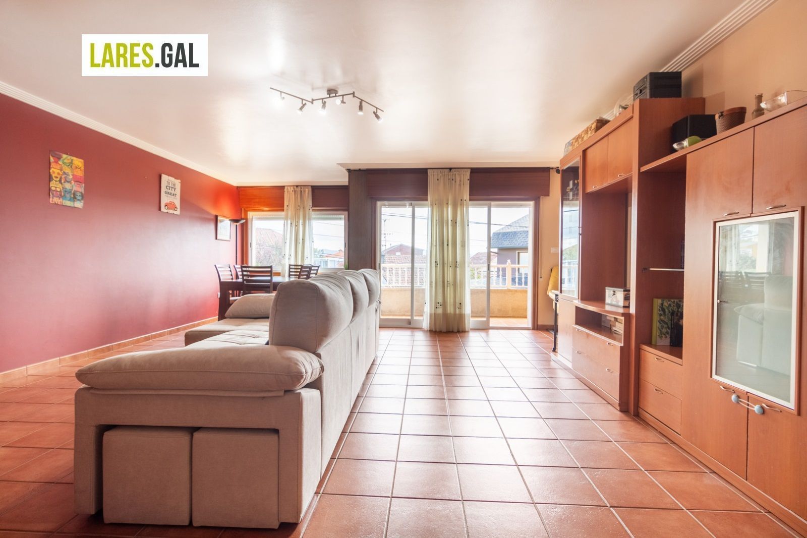 Sala d'estar de Casa adosada en venda en Cangas  amb Calefacció, Terrassa i Moblat