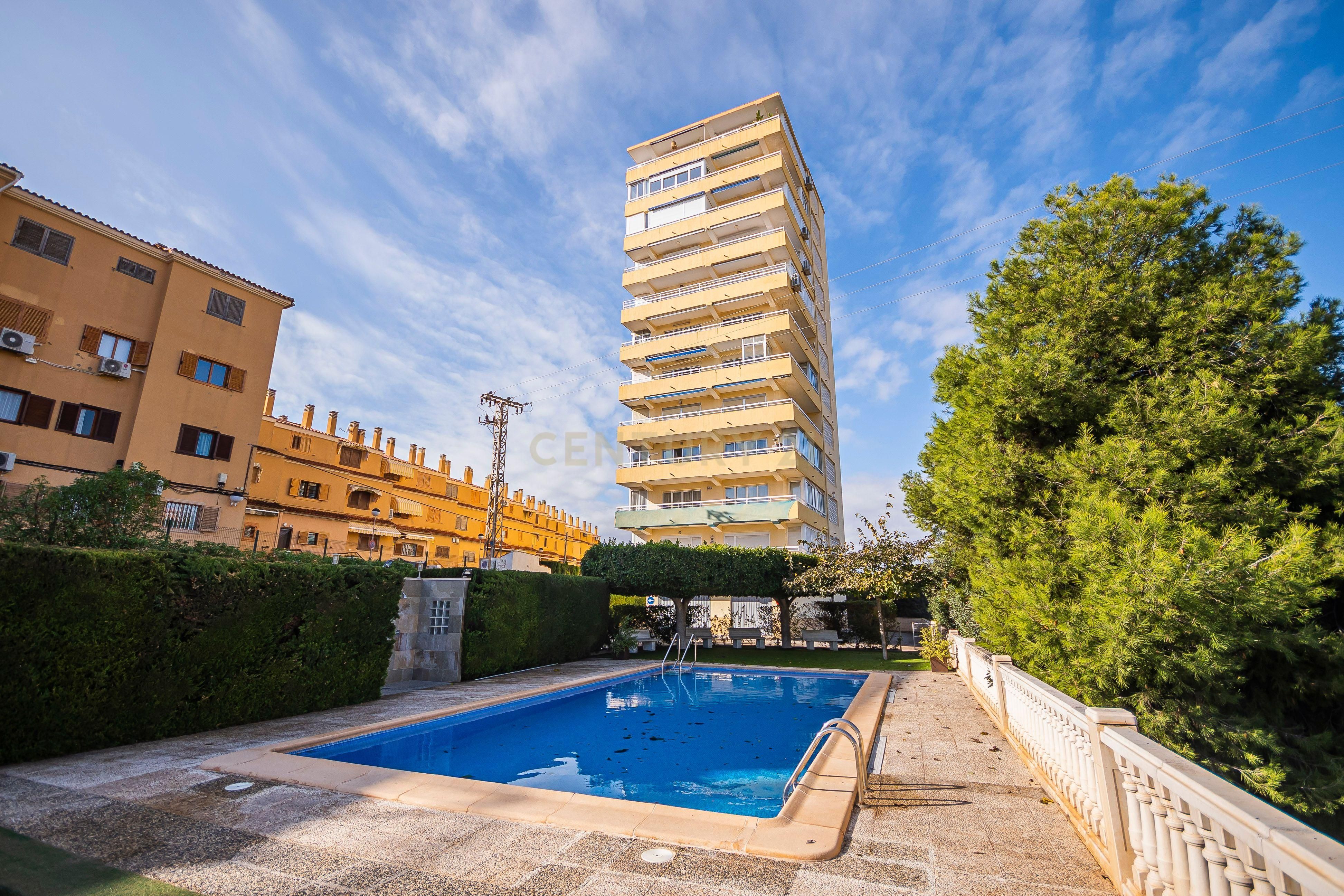 Vista exterior de Pis en venda en El Campello amb Aire condicionat i Piscina comunitària