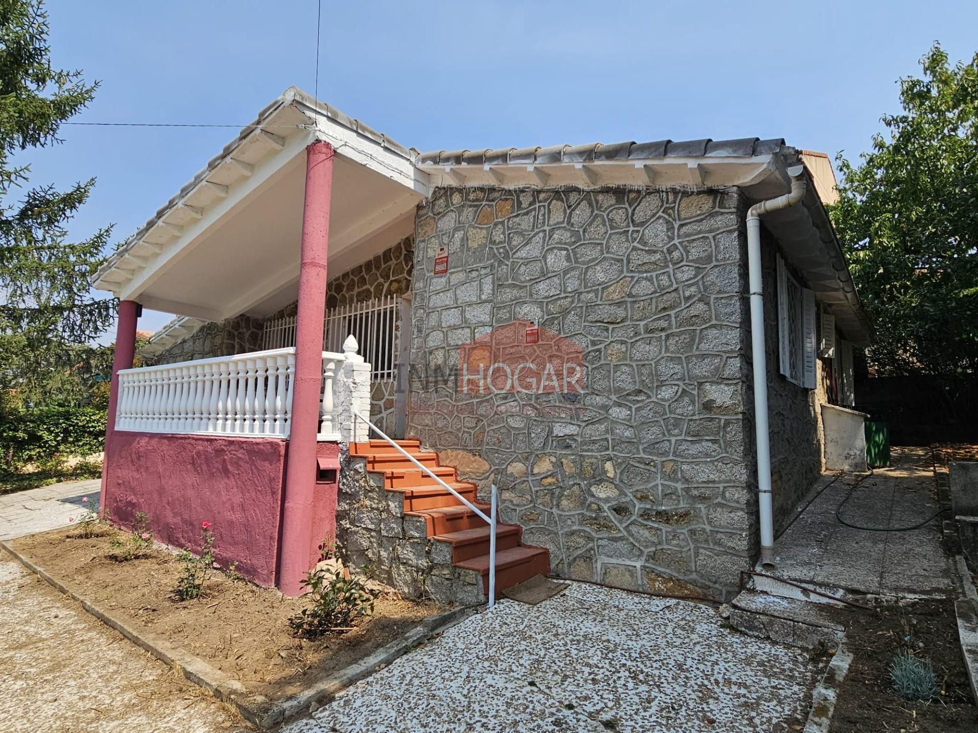 Vista exterior de Casa o xalet en venda en Herradón de Pinares amb Calefacció, Jardí privat i Terrassa