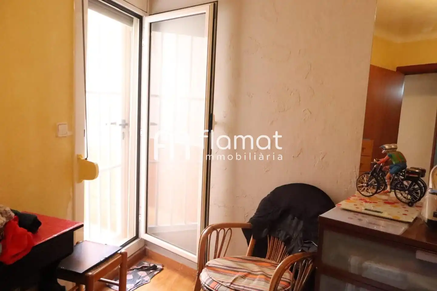 Schlafzimmer von Erdgeschoss zum Verkauf in Santa Coloma de Gramenet mit Balkon
