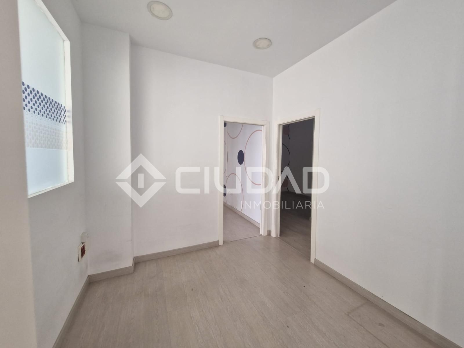 Local de alquiler en V Centenario - Piletas - Capuchinos