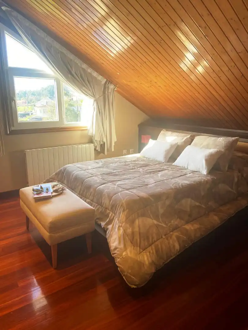 Dormitori de Casa o xalet de lloguer en Cangas  amb Calefacció, Jardí privat i Terrassa