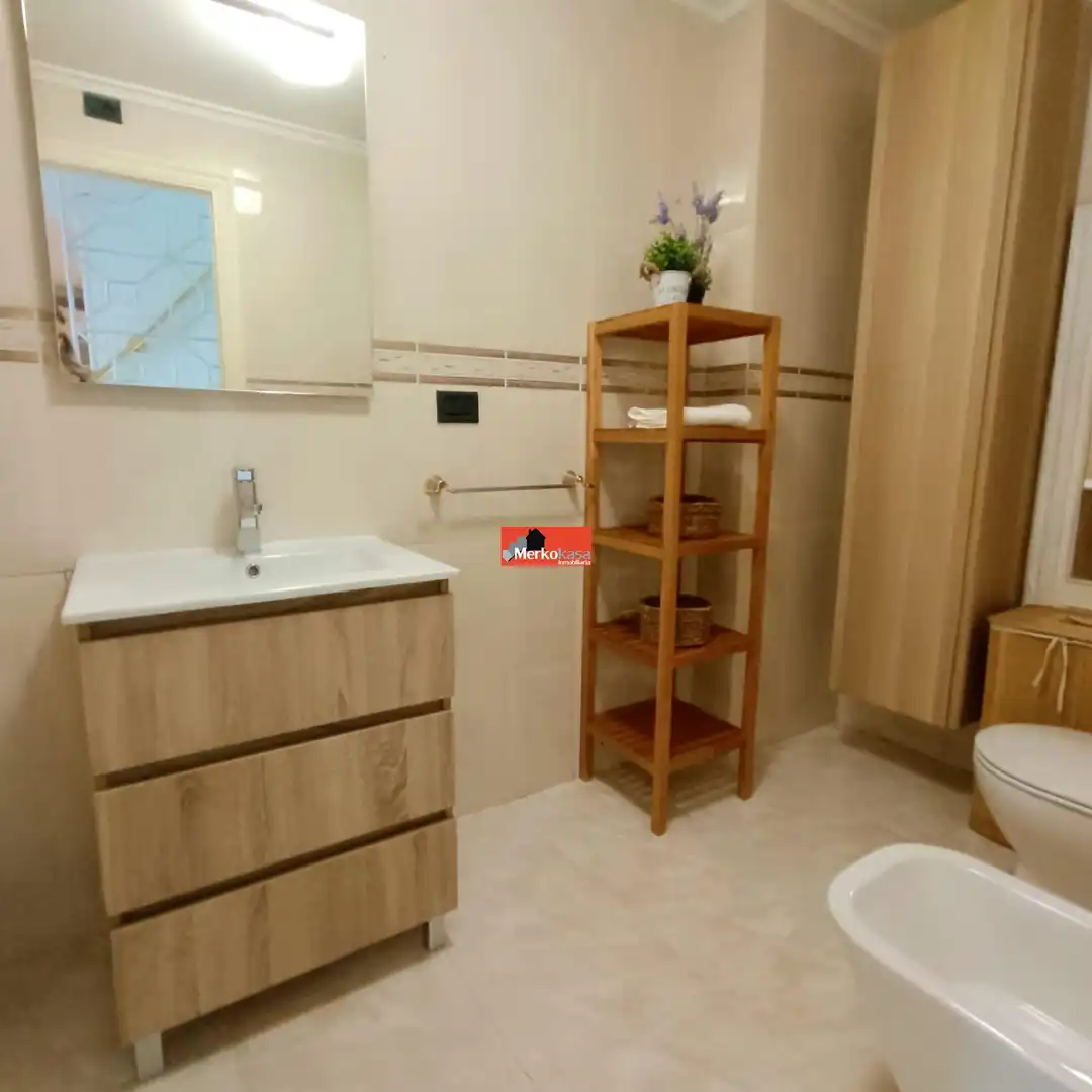Baño de Dúplex de alquiler en Lugo con Calefacción, Terraza y Trastero