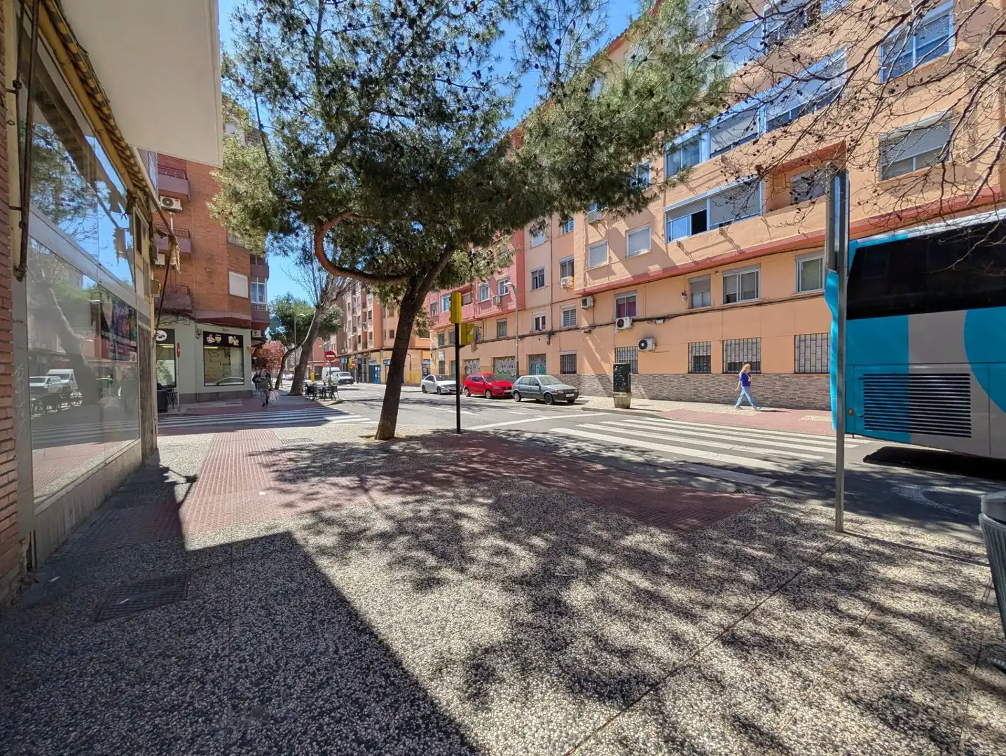 Außenansicht von Geschaftsraum zur Miete in Zaragoza mit Klimaanlage