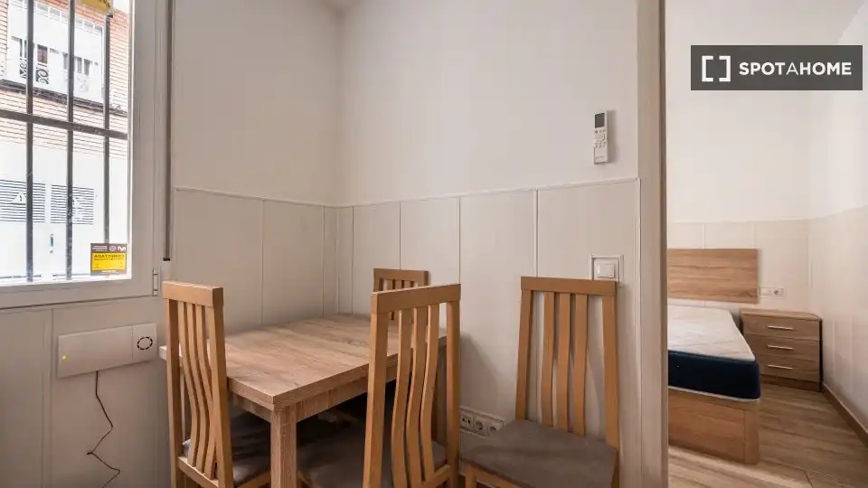 Menjador de Apartament per a compartir en Madrid amb Aire condicionat, Terrassa i Moblat