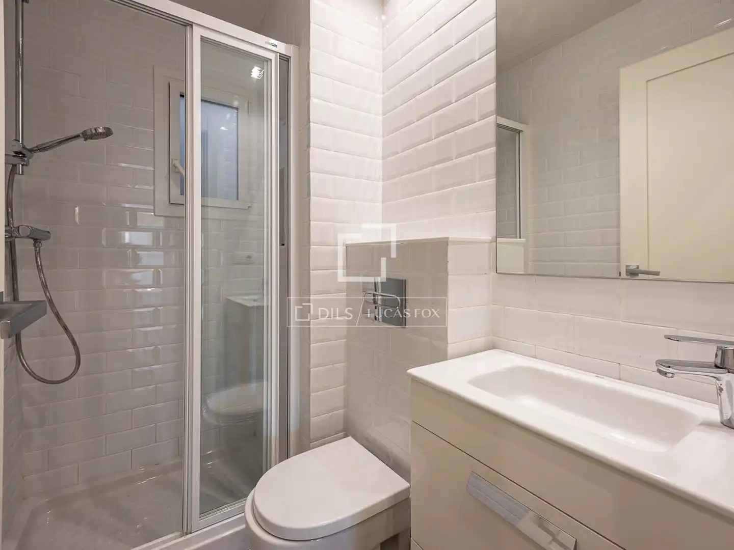 Badezimmer von Wohnung zum Verkauf in Barcelona mit Klimaanlage, Heizung und Parkett