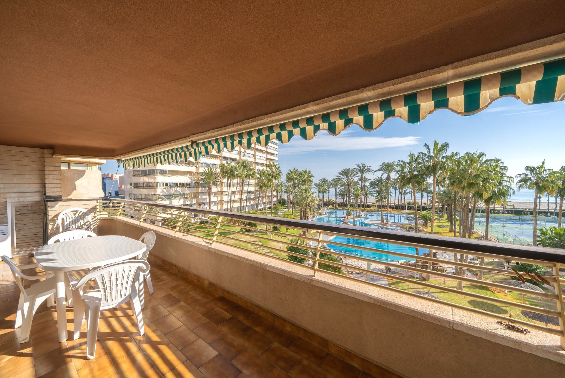 Dormitori de Apartament en venda en El Campello amb Terrassa, Moblat i Piscina comunitària