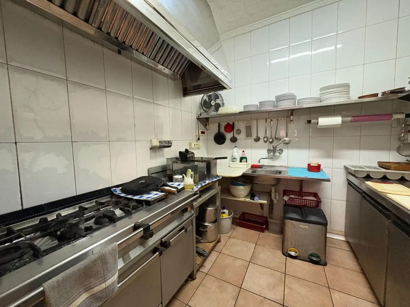 Cuina de Local en venda en Santa Pola amb Aire condicionat, Terrassa i Moblat