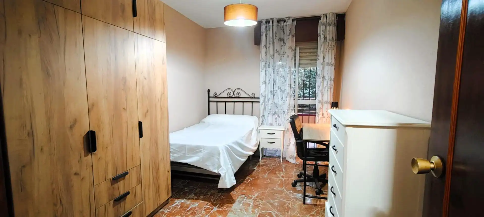 Dormitori de Pis de lloguer en Granada amb Jardí privat, Moblat i Balcó