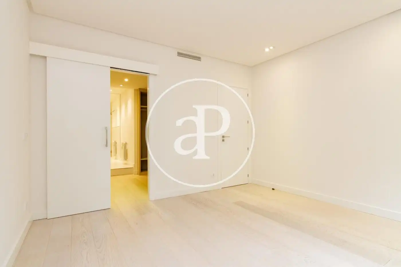 Habitación de Piso de alquiler en Madrid con Aire acondicionado, Calefacción y Jardín privado