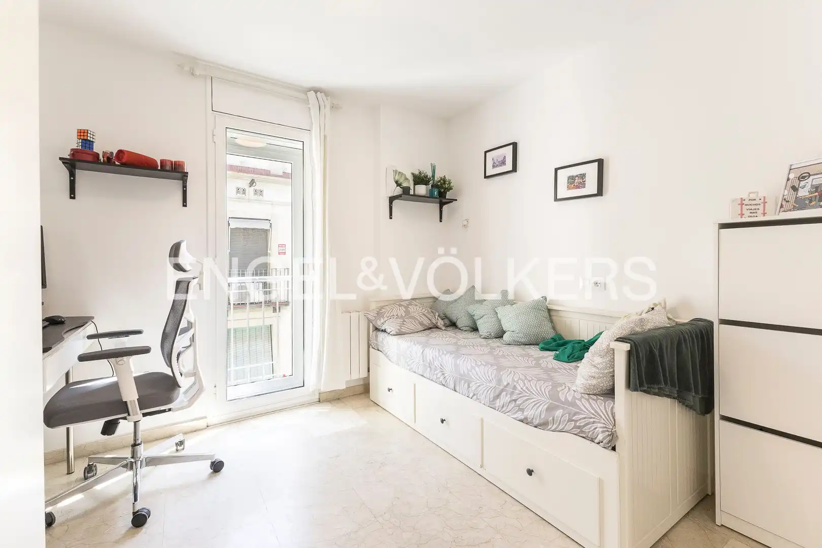 Schlafzimmer von Dachboden zum Verkauf in Barcelona mit Klimaanlage, Heizung und Balkon