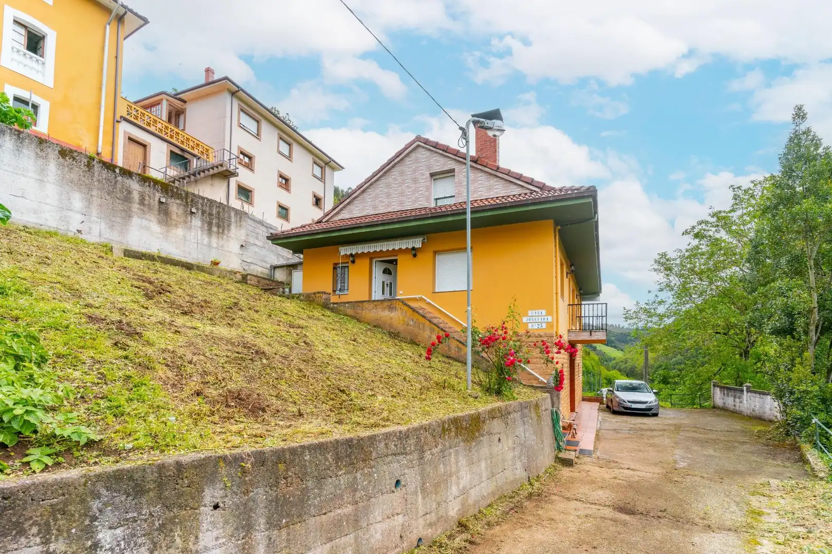 Vista exterior de Casa o xalet en venda en Tineo amb Calefacció, Jardí privat i Terrassa