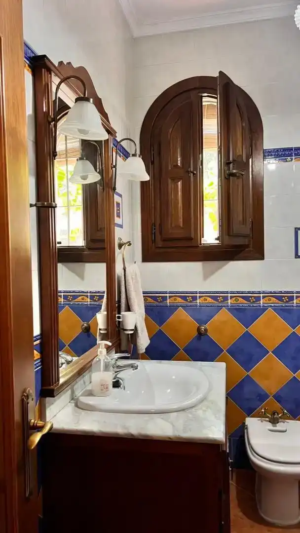 Badezimmer von Country house zur Miete in Alozaina mit Klimaanlage, Privatgarten und Abstellraum