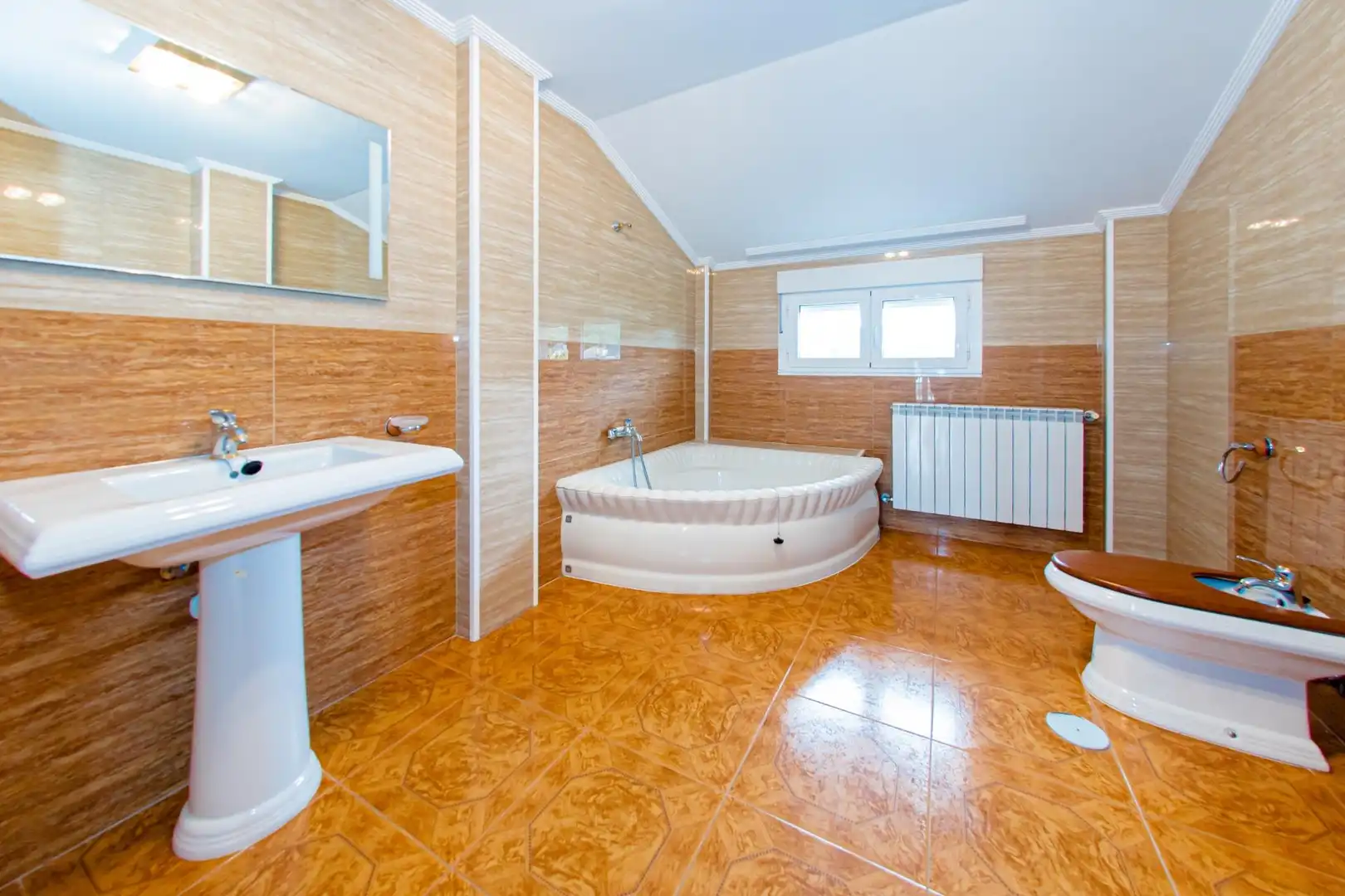 Baño de Casa o chalet en venta en Ponferrada con Calefacción, Jardín privado y Terraza