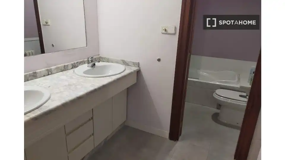 Bathroom of Flat for share in Murcia  with Air Conditioner, Heating and Furnished