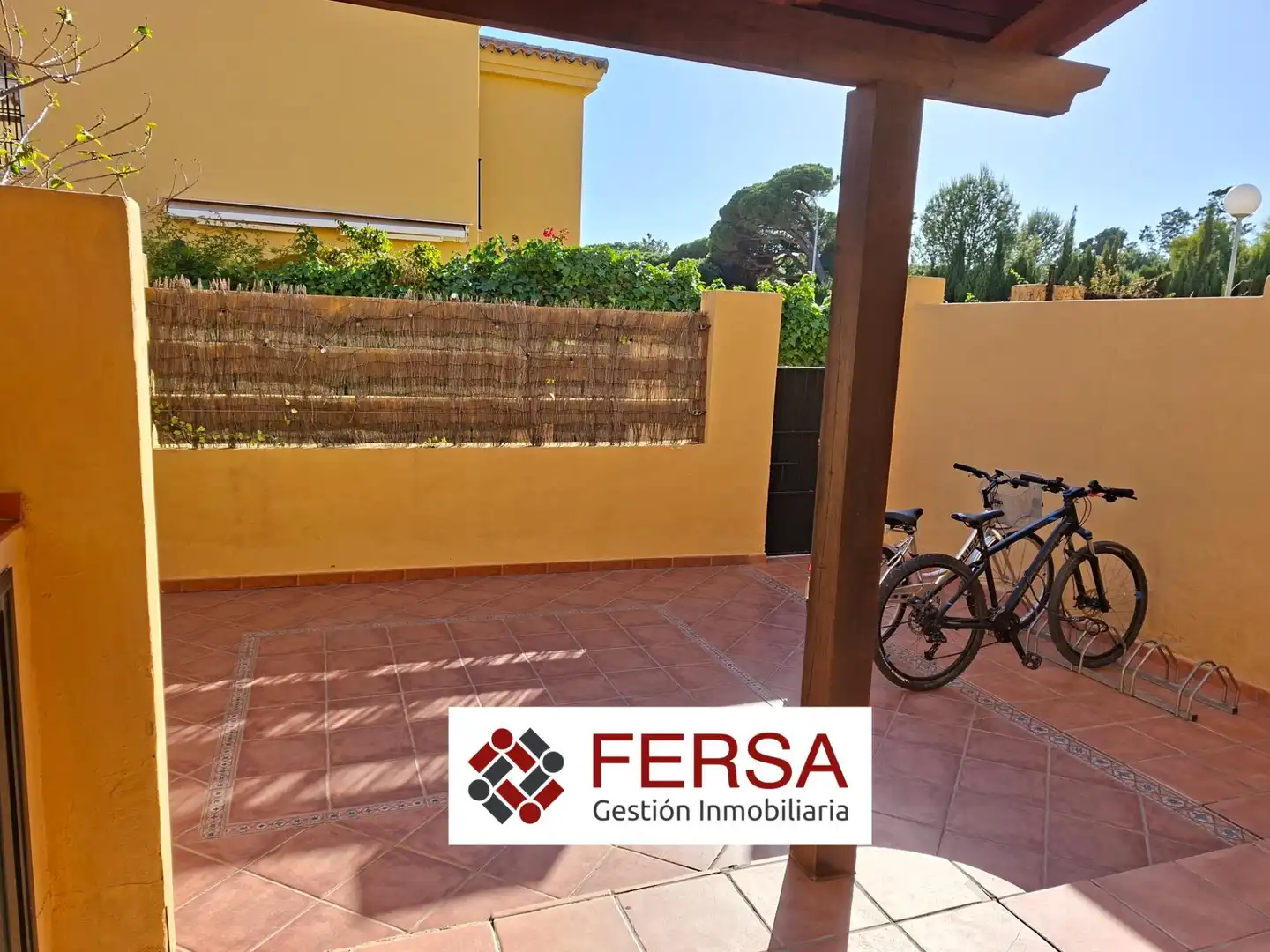 Vista exterior de Casa adosada en venda en El Puerto de Santa María amb Aire condicionat, Calefacció i Jardí privat