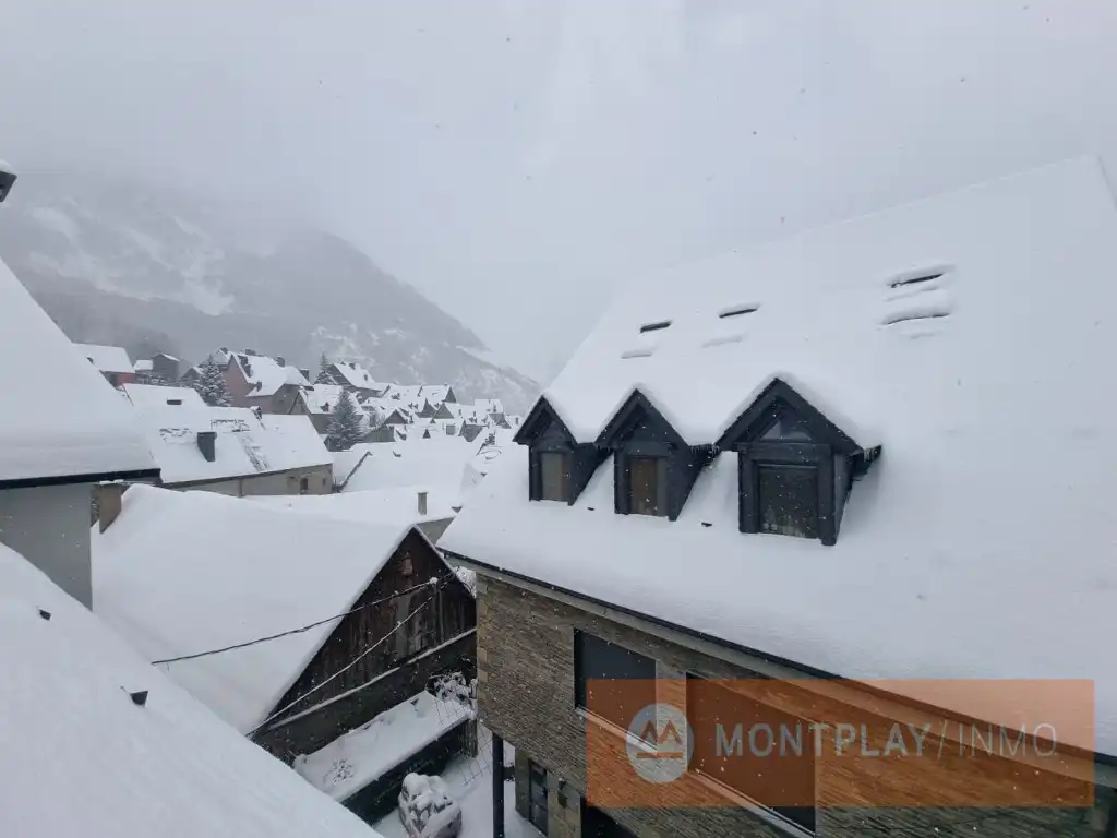 Exterior view of Detached homes for sale in Naut Aran