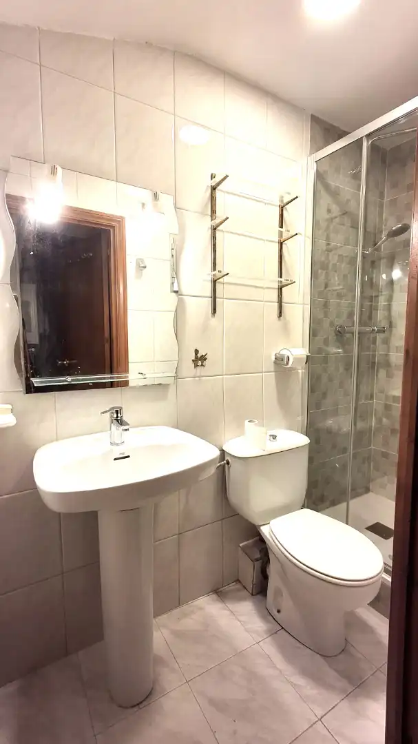 Baño de Piso en venta en Madrid con Horno, Lavadora y Alarma
