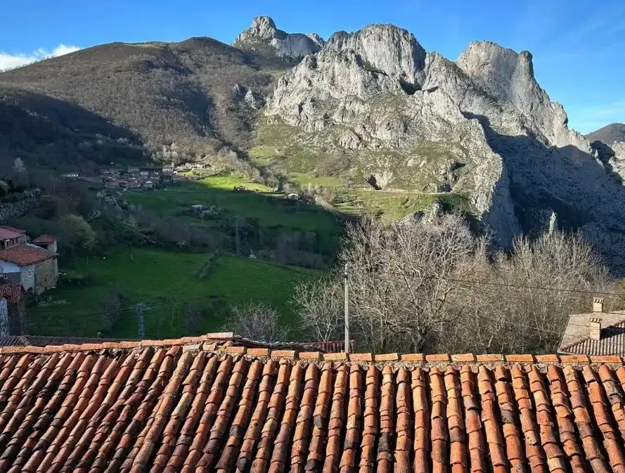Vista exterior de Casa adosada en venta en Vega de Liébana con Terraza, Trastero y Balcón