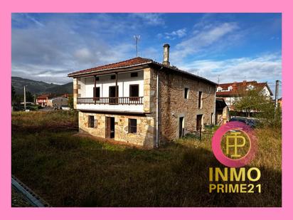 Vista exterior de Casa o xalet en venda en Castañeda amb Balcó