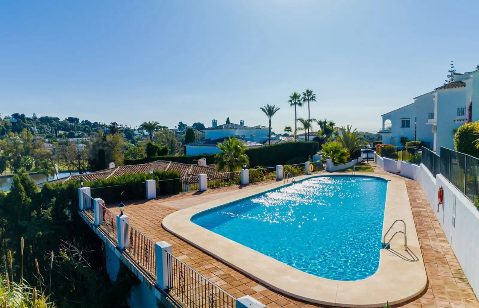 Piscina de Piso en venta en Estepona con Aire acondicionado, Terraza y Amueblado