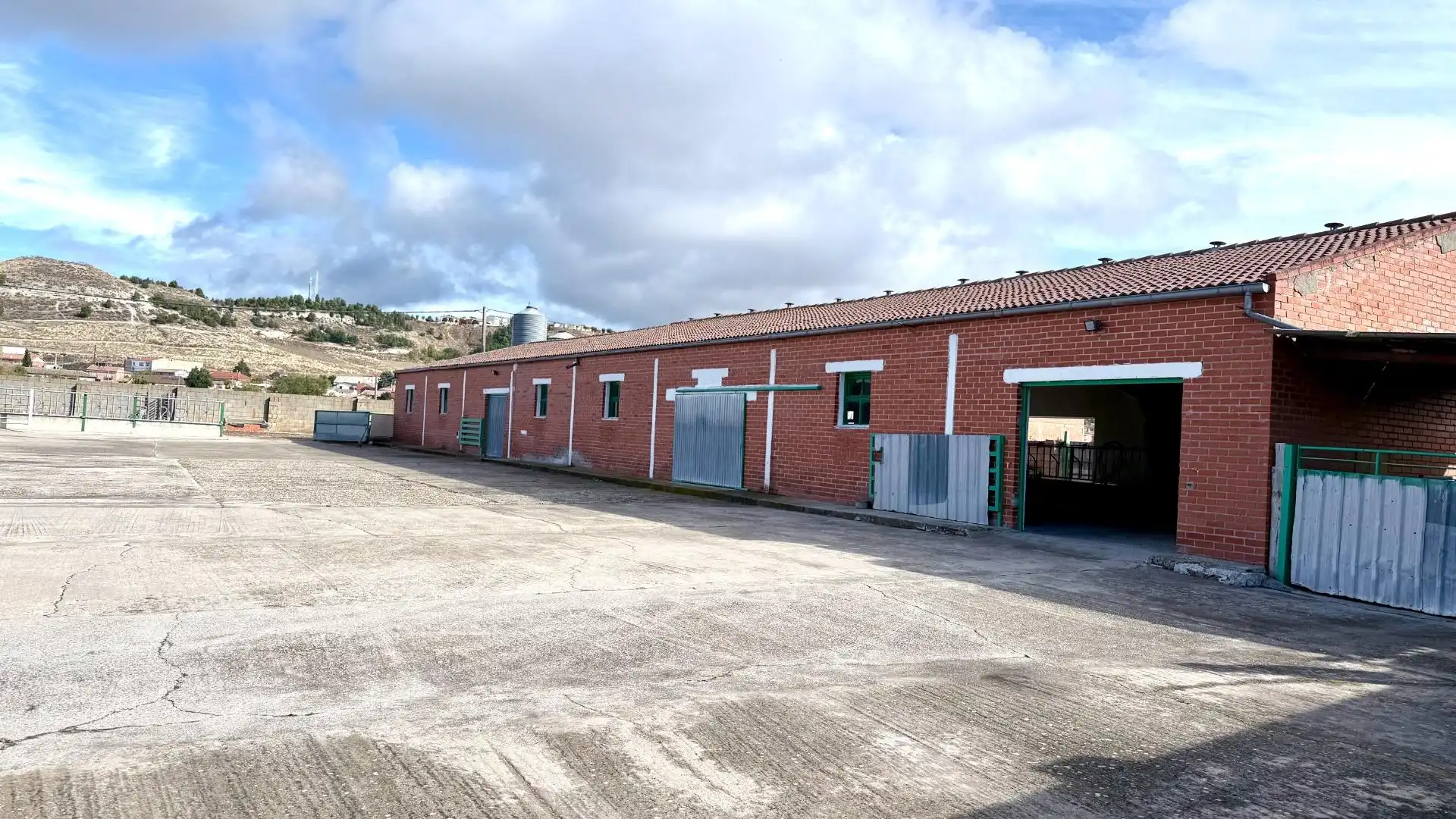 Außenansicht von Fabrikhallen zum Verkauf in Portillo