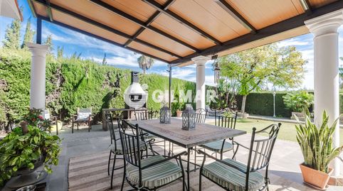 Se presenta este hermoso chalet en una de las zonas más exclusivas de Simón Verde. Completamente reformado. La parcela es de 462 m, imatge 2