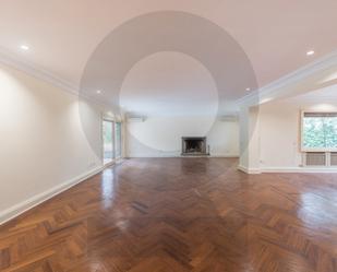 Sala d'estar de Casa o xalet en venda en  Madrid Capital amb Aire condicionat, Calefacció i Parquet