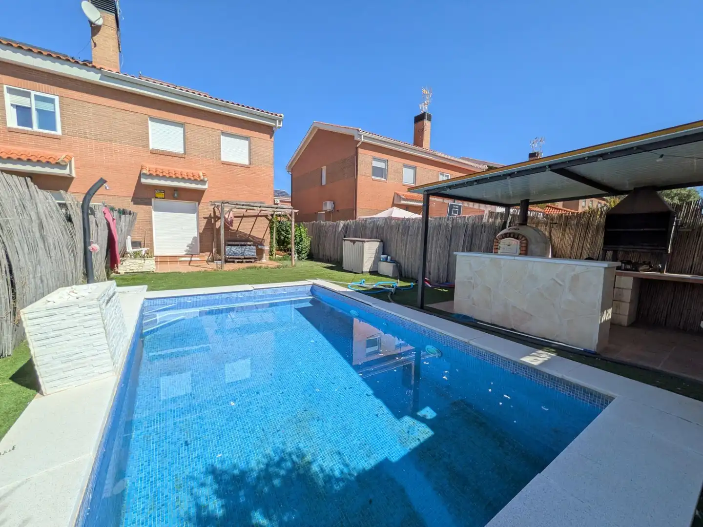 Semi-detached house with pool for sale in Pioz, imagen 4