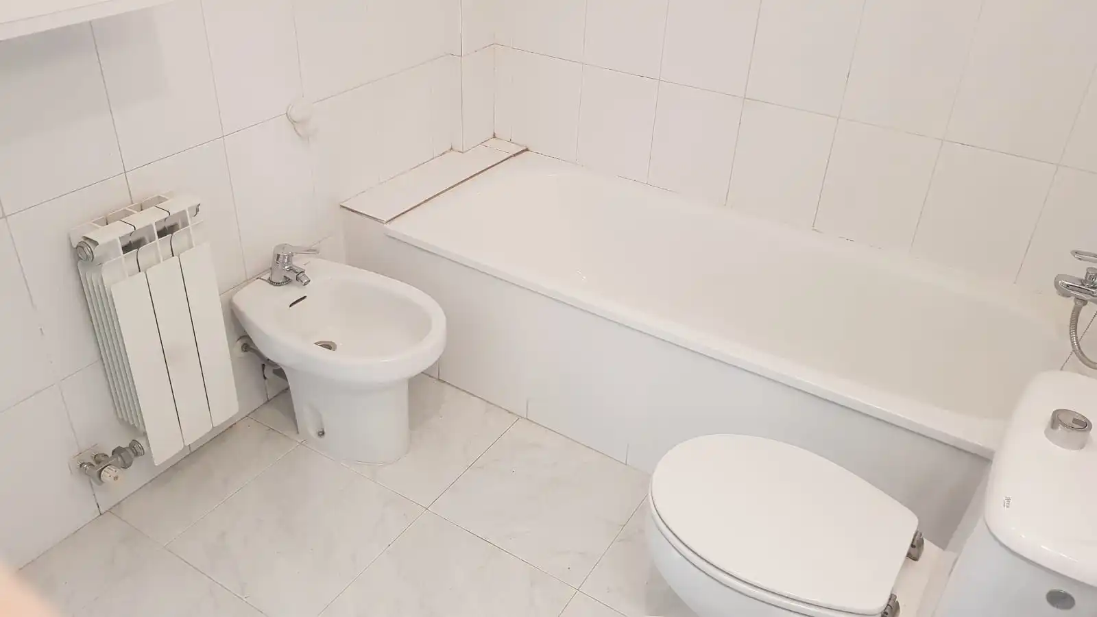 Baño de Piso en venta en Girona con Calefacción, Terraza y Horno