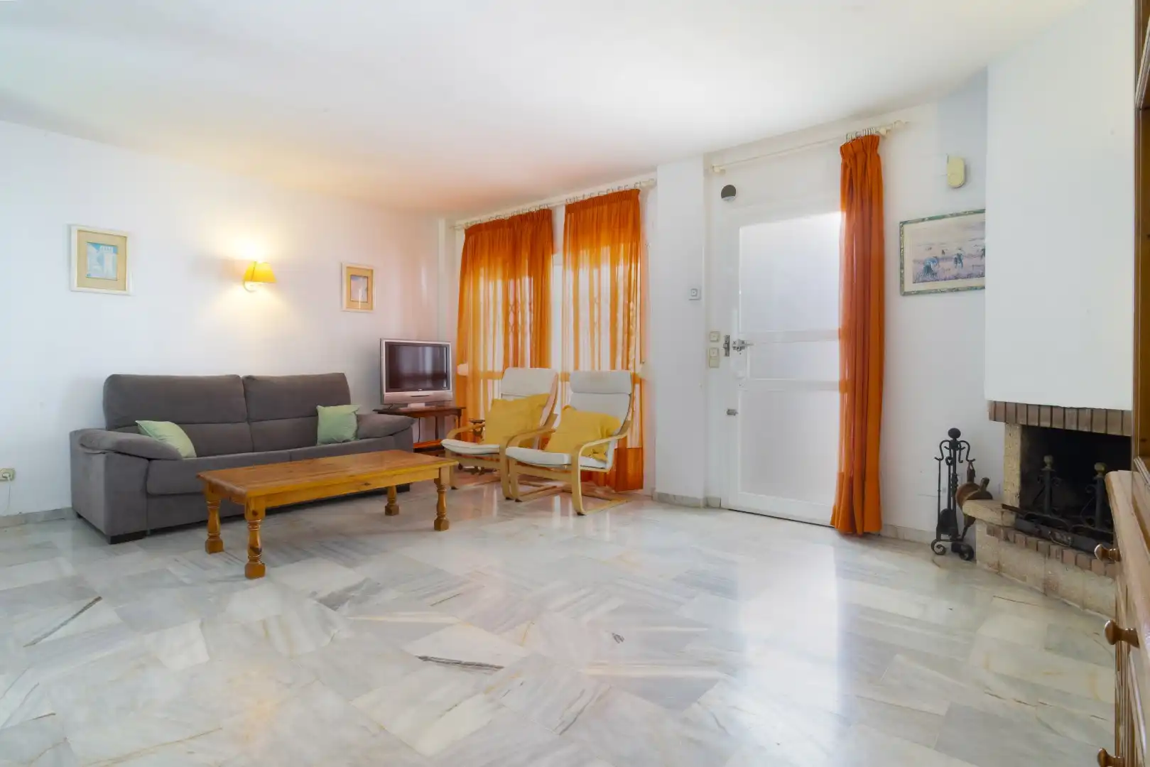 Sala de estar de Casa adosada en venta en Marbella con Jardín privado, Terraza y Piscina