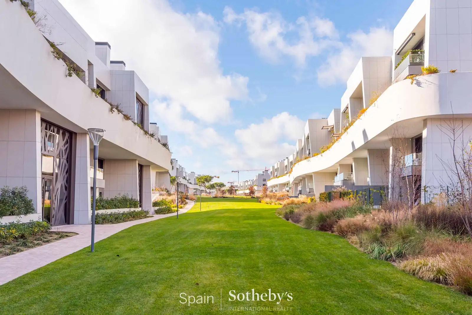 Vista exterior de Apartament de lloguer en Pozuelo de Alarcón amb Aire condicionat, Calefacció i Jardí privat