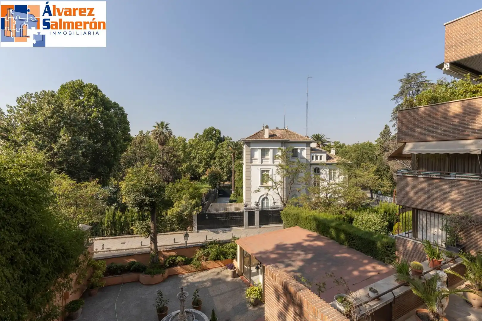 Vista exterior de Pis en venda en Granada amb Terrassa, Traster i Piscina comunitària