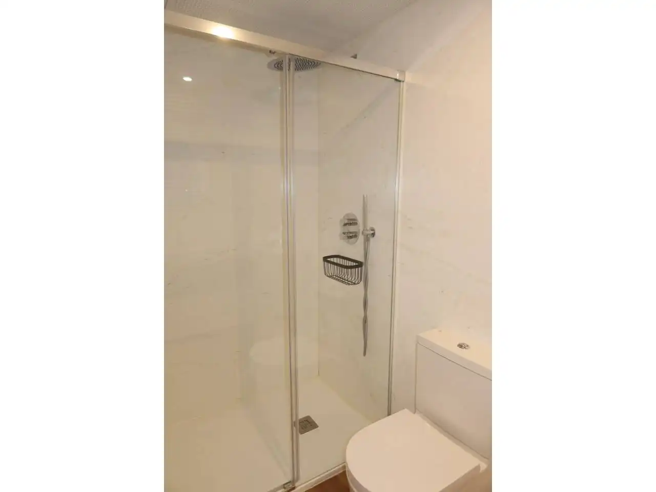 Badezimmer von Wohnung zur Miete in Valencia mit Klimaanlage, Parkett und Balkon