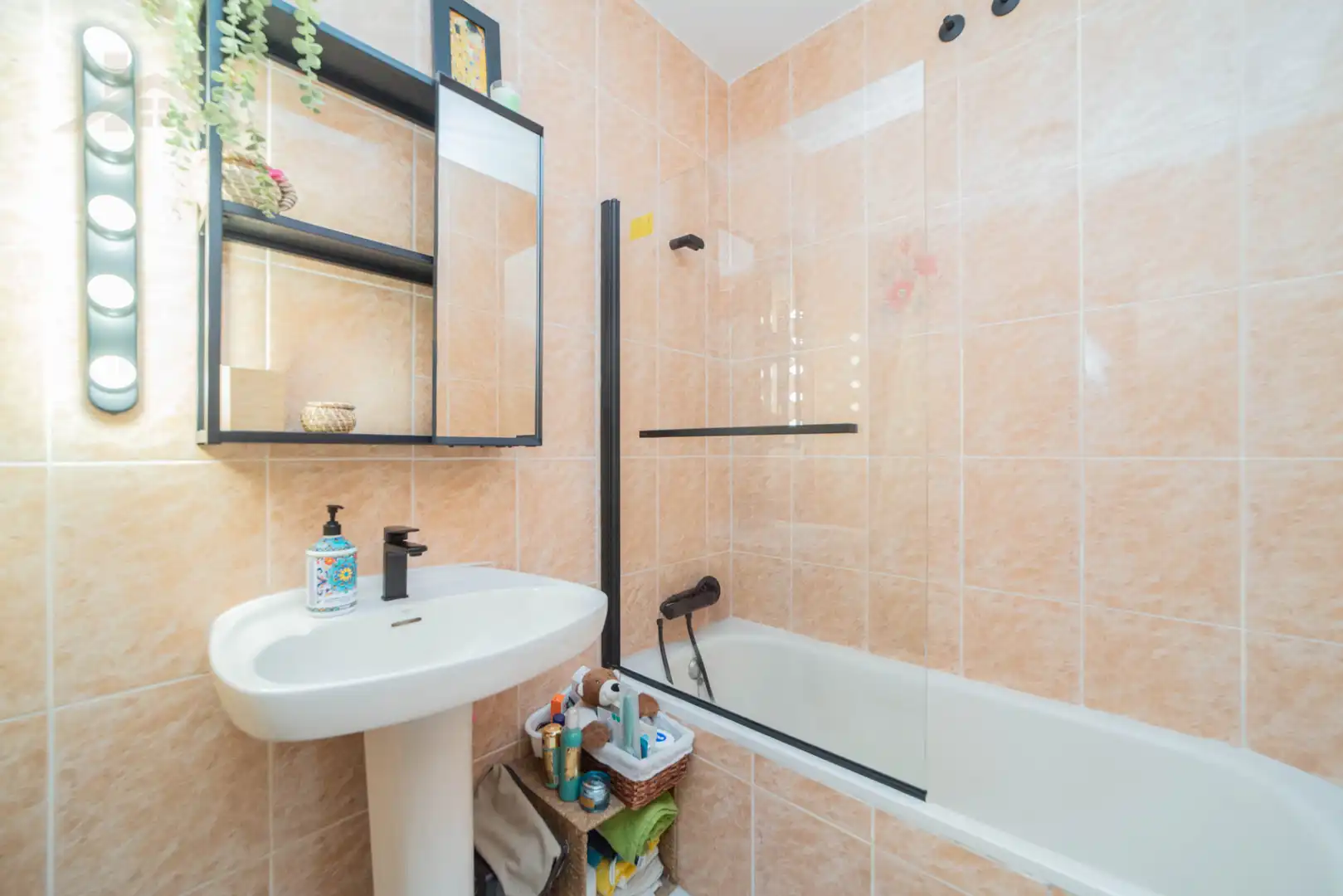 Bathroom of Flat for sale in Valdemoro  with Storage room and Furnished
