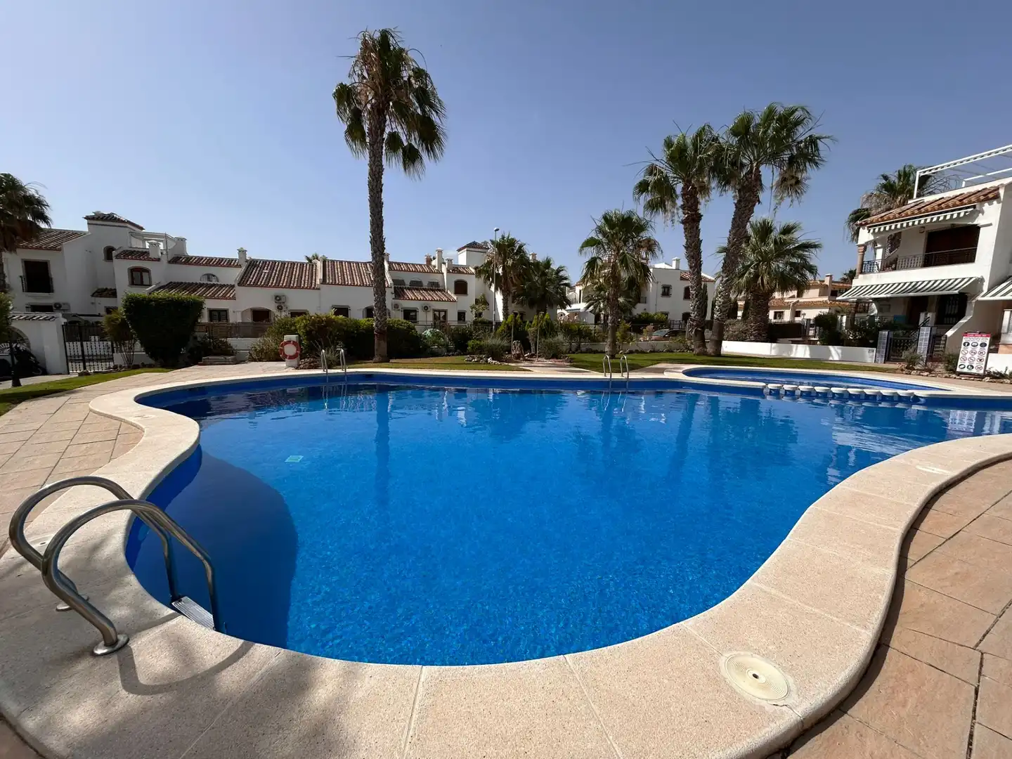 Piscina de Casa adosada en venda en Orihuela amb Aire condicionat, Jardí privat i Terrassa