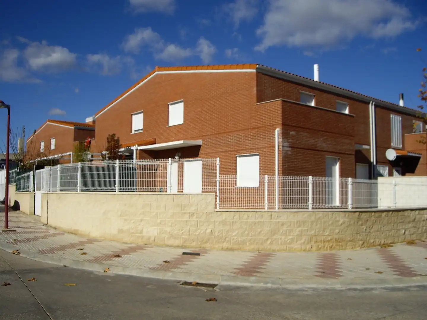 Vista exterior de Casa adosada en venta en Yunquera de Henares con Calefacción, Jardín privado y Trastero