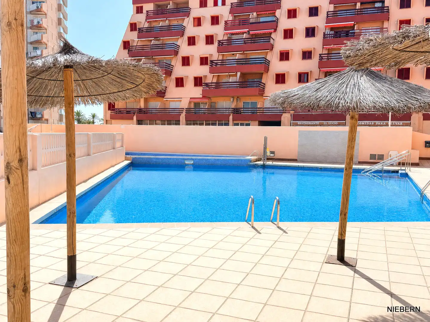 Piscina de Pis en venda en La Manga del Mar Menor amb Moblat, Balcó i Piscina comunitària